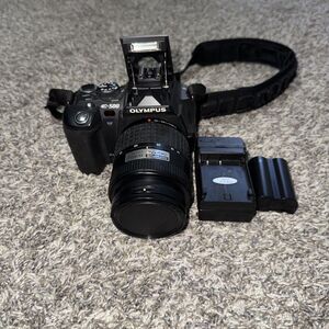 Olympus  E-500 DSLR Camera w/ 14-45mm - 401 And Charger
